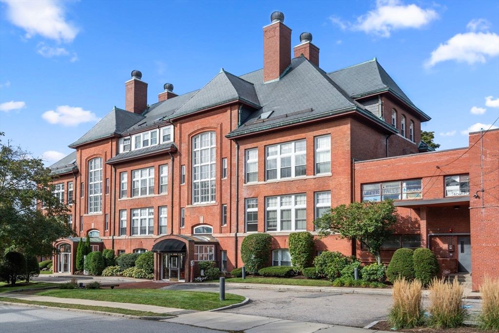 Exterior, Facade, Brick Facade, Georgian