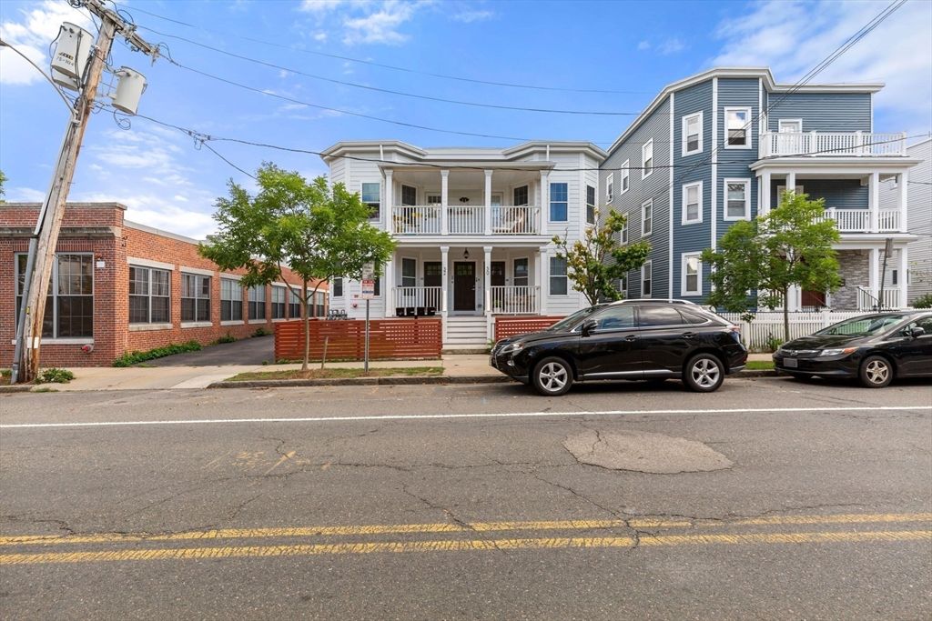 Exterior, Facade, Brick Facade, Rowhouse