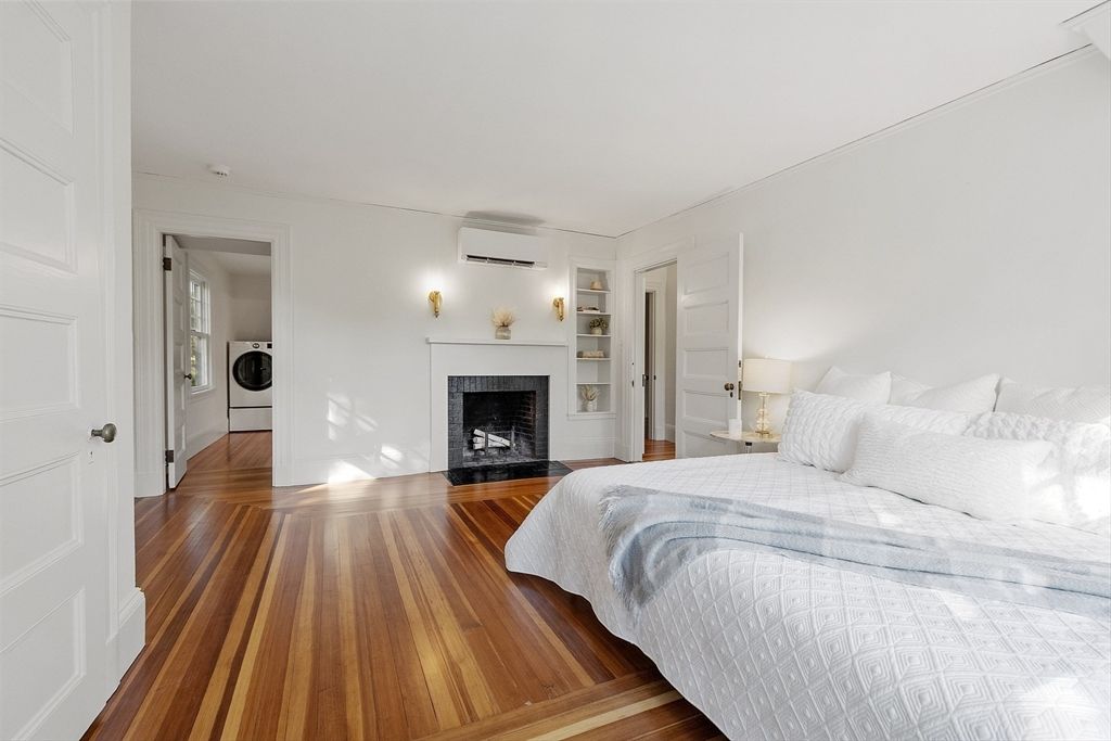 Bedroom, Fireplace, Interior, Washer, Wood Texture Flooring