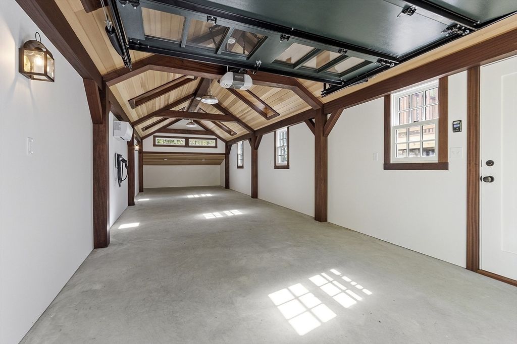 Garage, Interior, Wooden Beams