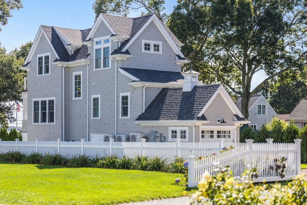 Attached, Exterior, Facade, Queen Anne Victorian