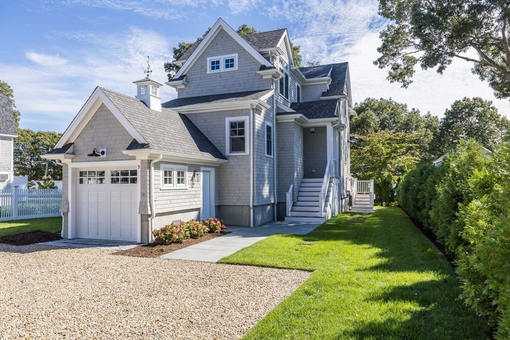 Attached, Exterior, Facade, Queen Anne Victorian