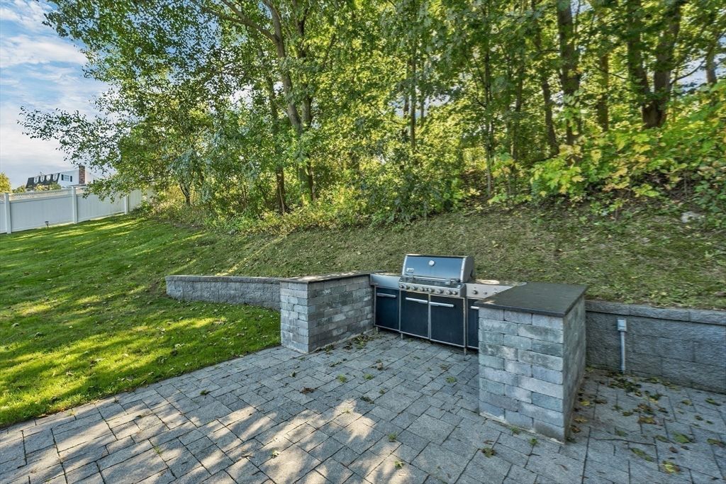 Backyard, Exterior, Outdoor Kitchen