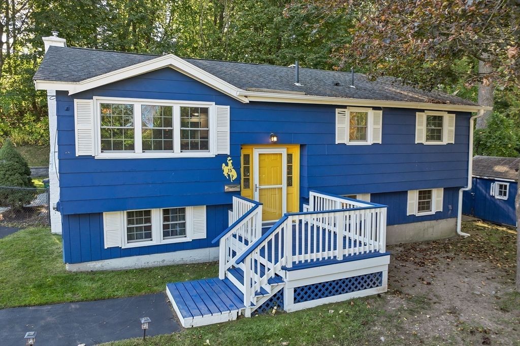 Exterior, Facade, Raised Ranch