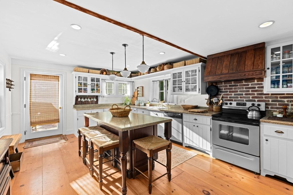 Dining room, Interior, Kitchen, Pendant Lights, Recessed Lighting, Stainless Steel Appliances, Stone Walls, Wood Texture Flooring