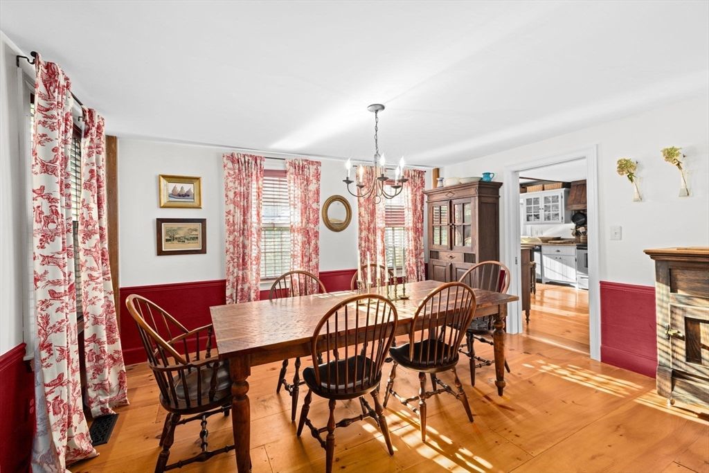 Chandelier, Dining room, Fireplace, Interior, Wood Texture Flooring