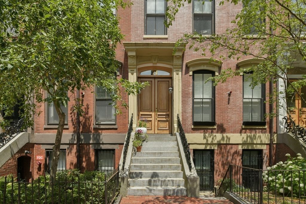 Exterior, Facade, Brick Facade, Rowhouse