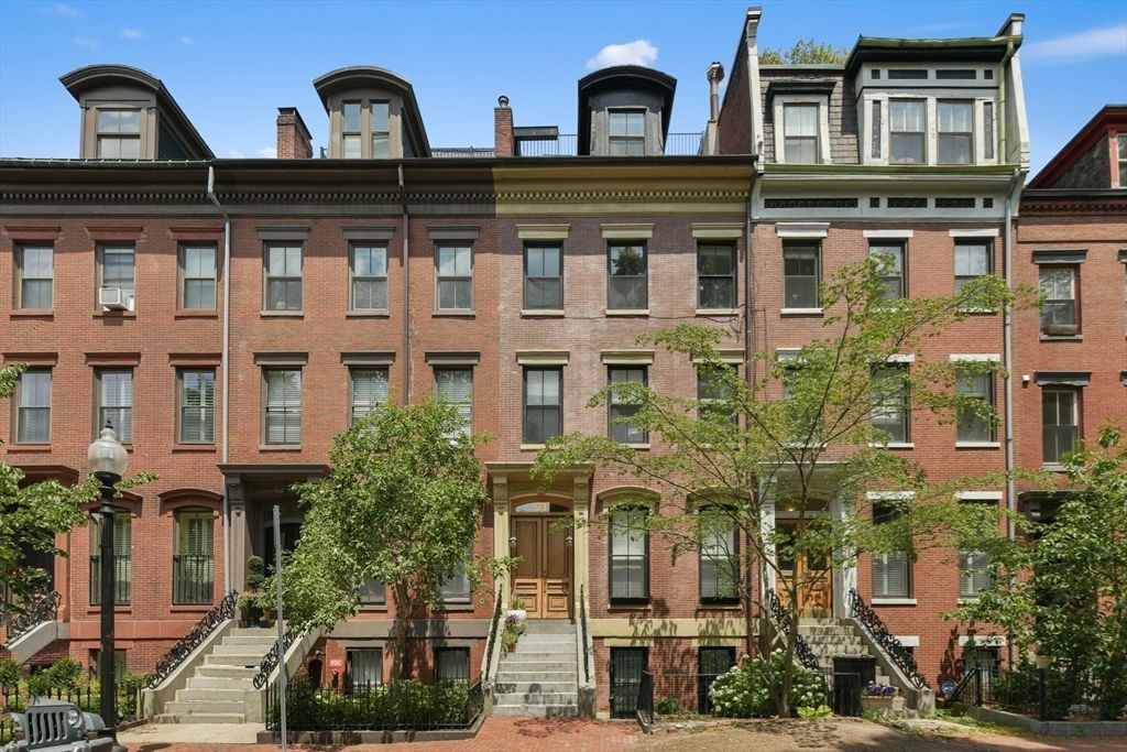 Exterior, Facade, Brick Facade, Rowhouse