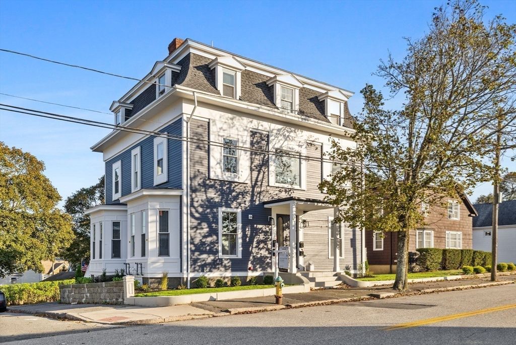 Exterior, Facade, American Foursquare