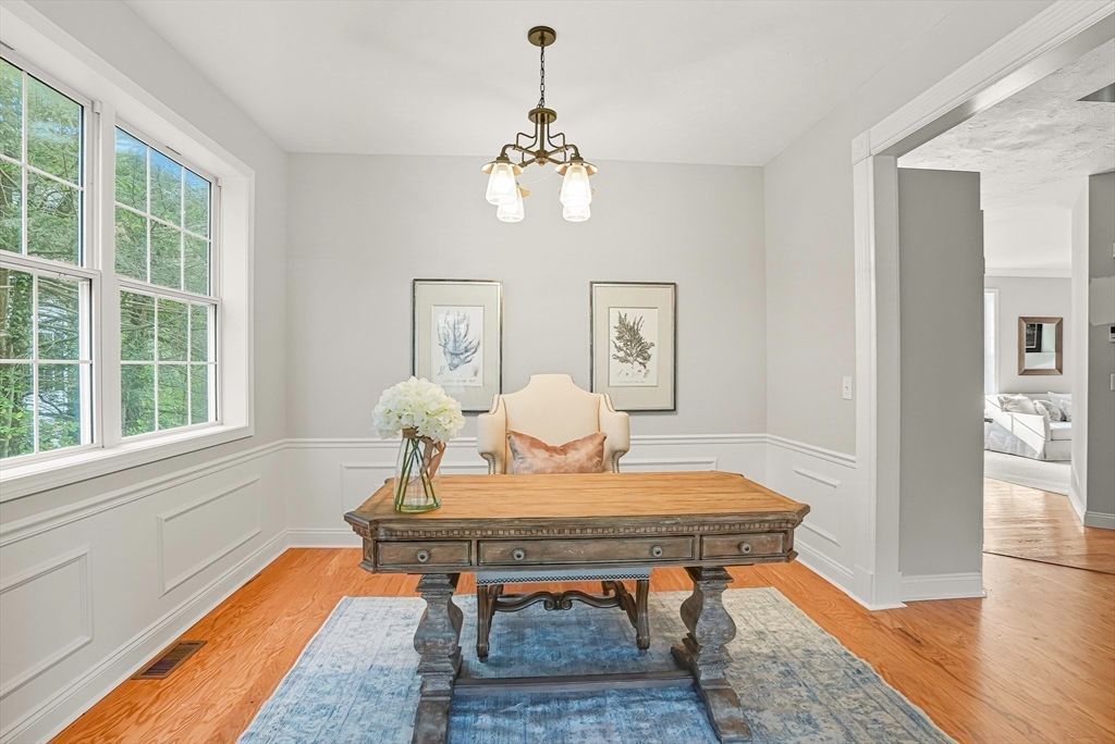 Interior, Pendant Lights, Wood Texture Flooring