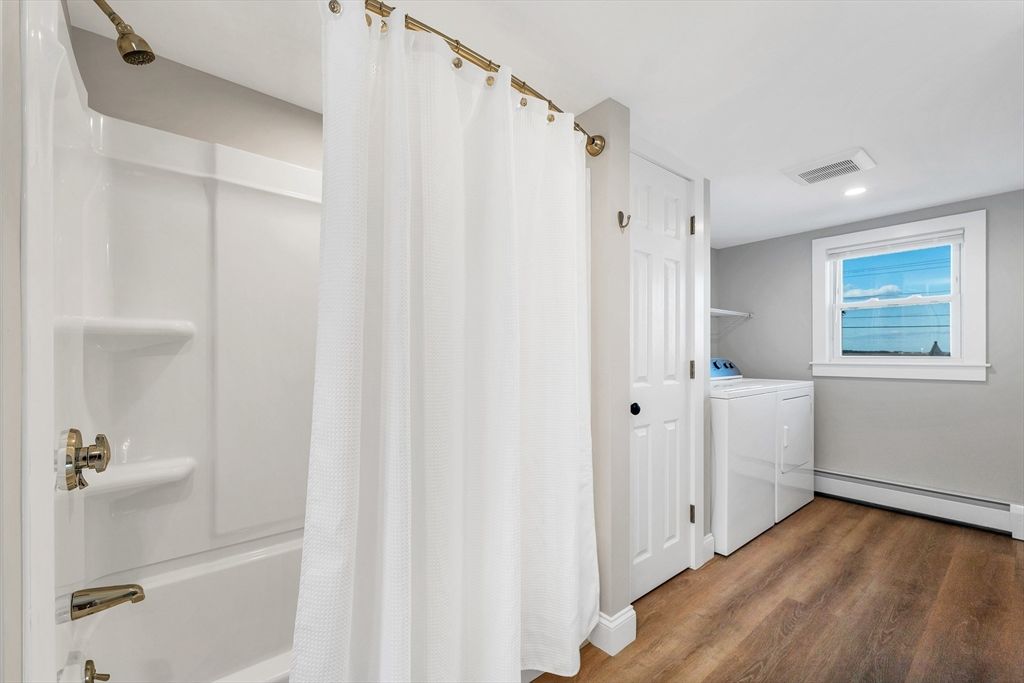 Interior, Recessed Lighting, Washer, Wood Texture Flooring