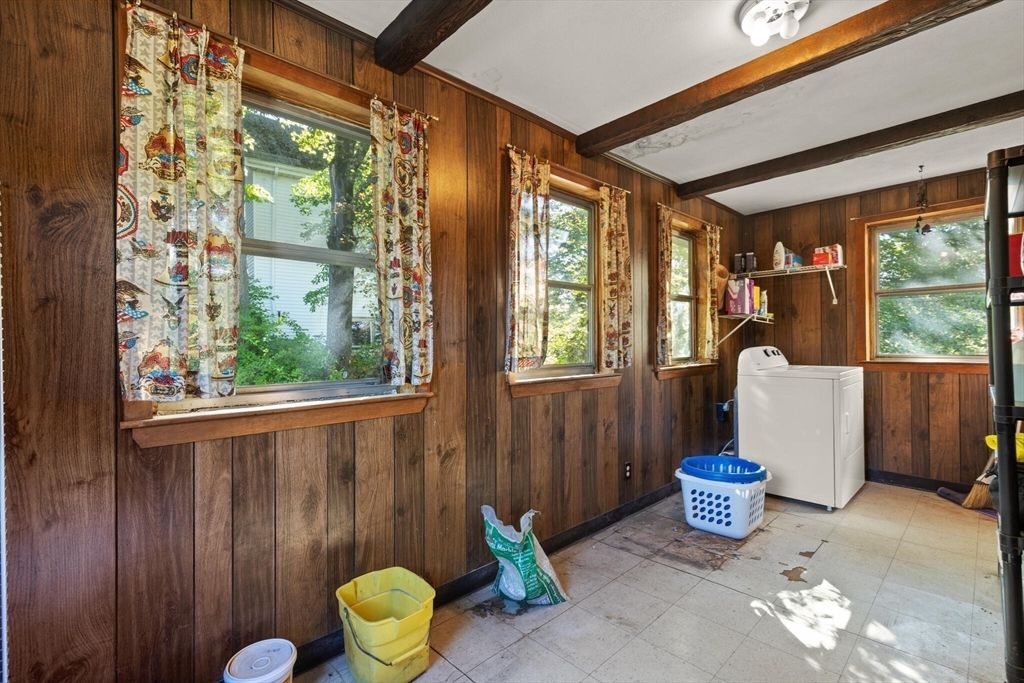 Interior, Washer, Wooden Beams, Wooden Walls