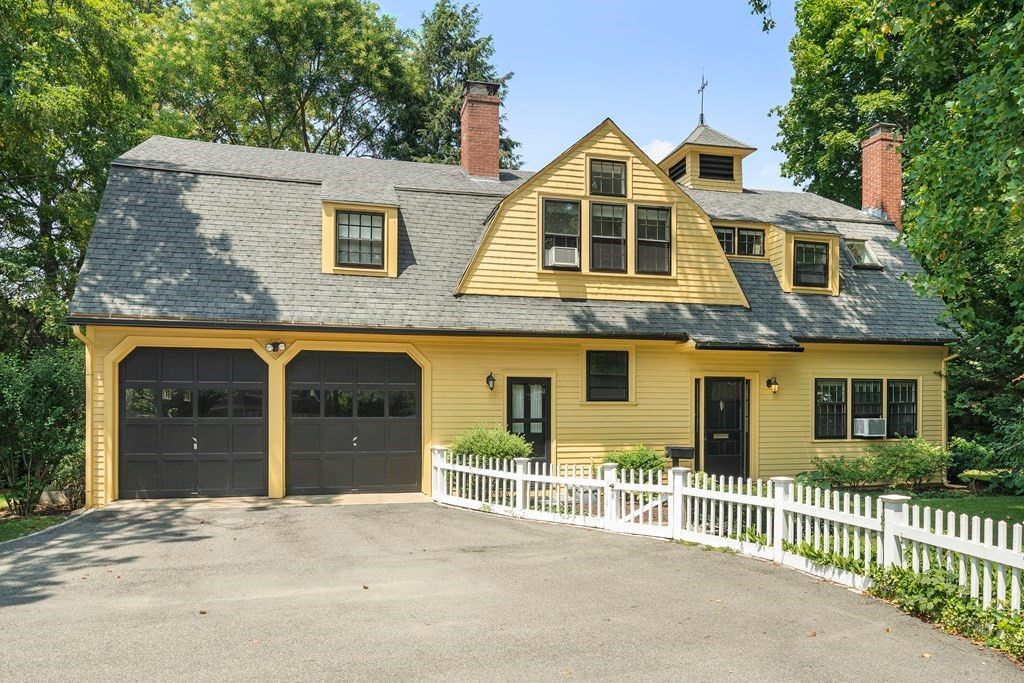Attached, Exterior, Facade, Cape Cod