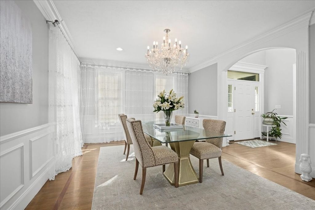Chandelier, Dining room, Interior, Recessed Lighting, Wood Texture Flooring