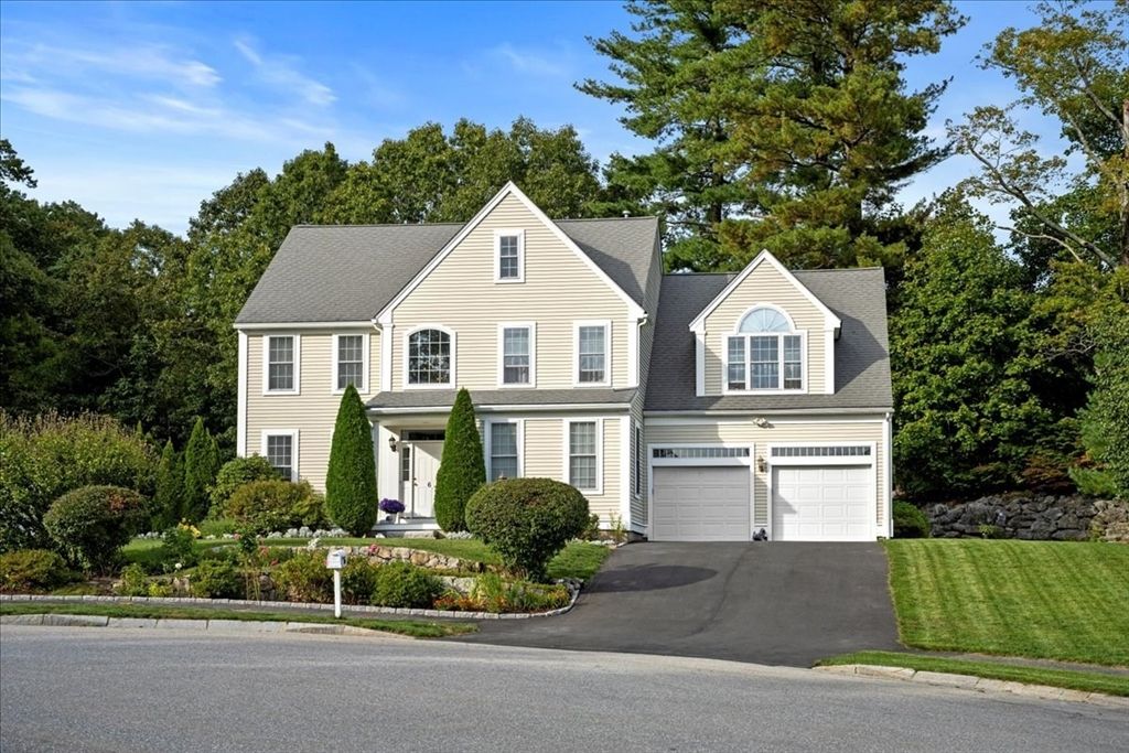 Attached, Exterior, Facade, Farmhouse