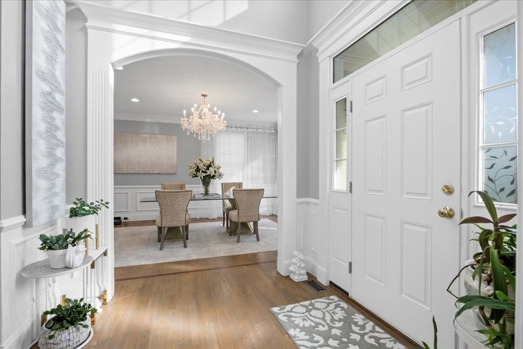 Chandelier, Dining room, Interior, Recessed Lighting, Wood Texture Flooring