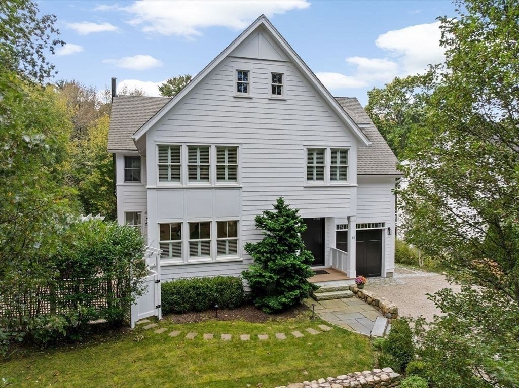 Attached, Exterior, Facade, Farmhouse