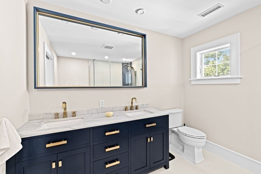 Bathroom, Dual Sink Vanities, Interior, Recessed Lighting