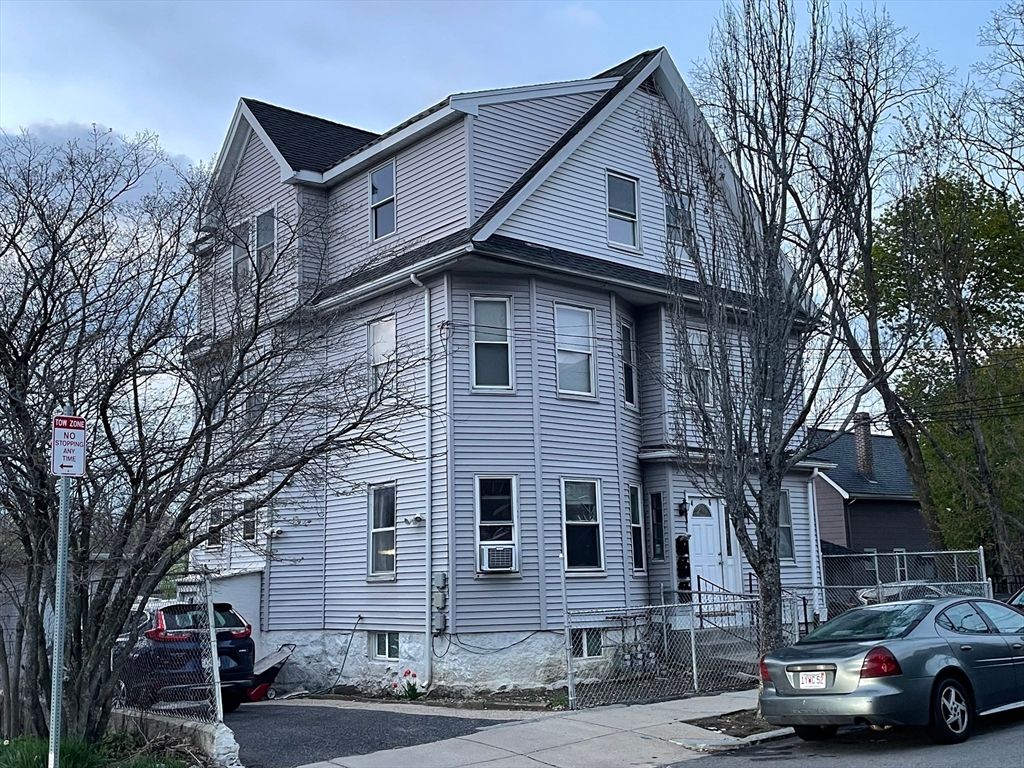 Attached, Exterior, Facade, Queen Anne Victorian