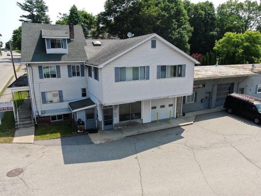 Attached, Exterior, Facade, Split Level