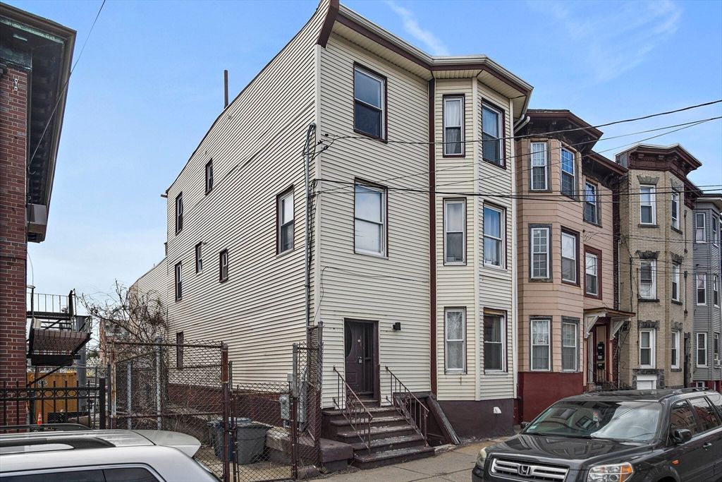 Exterior, Facade, Rowhouse
