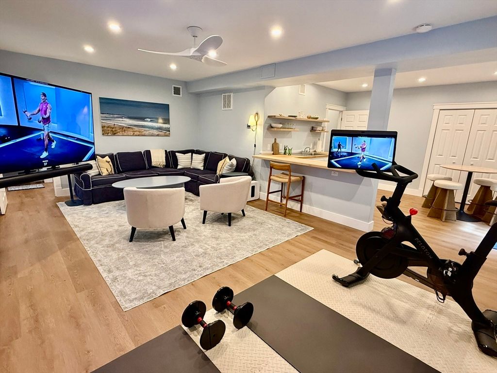 Fitness Equipment, Interior, Living room, Recessed Lighting, Wood Texture Flooring