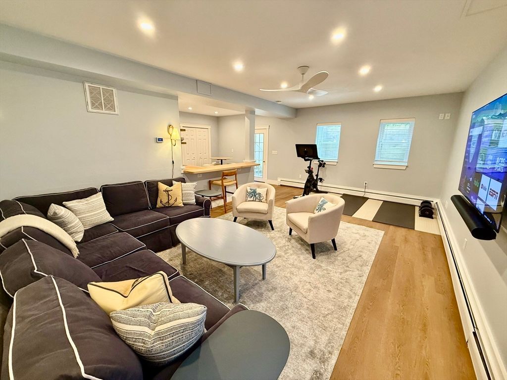Fitness Equipment, Interior, Living room, Recessed Lighting, Wood Texture Flooring