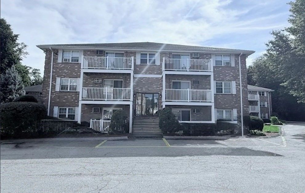 Exterior, Facade, Rowhouse