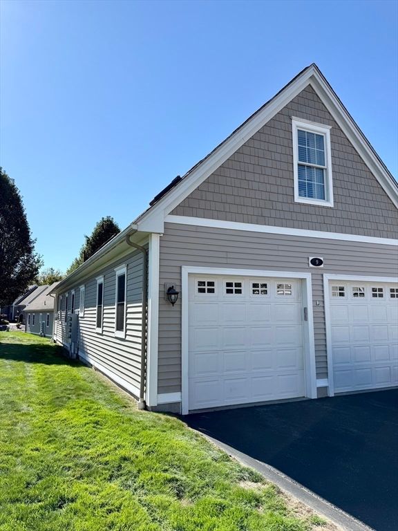 Attached, Exterior, Facade, Ranch