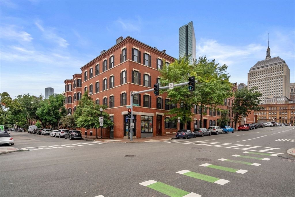 Exterior, Facade, Brick Facade, Chicago School