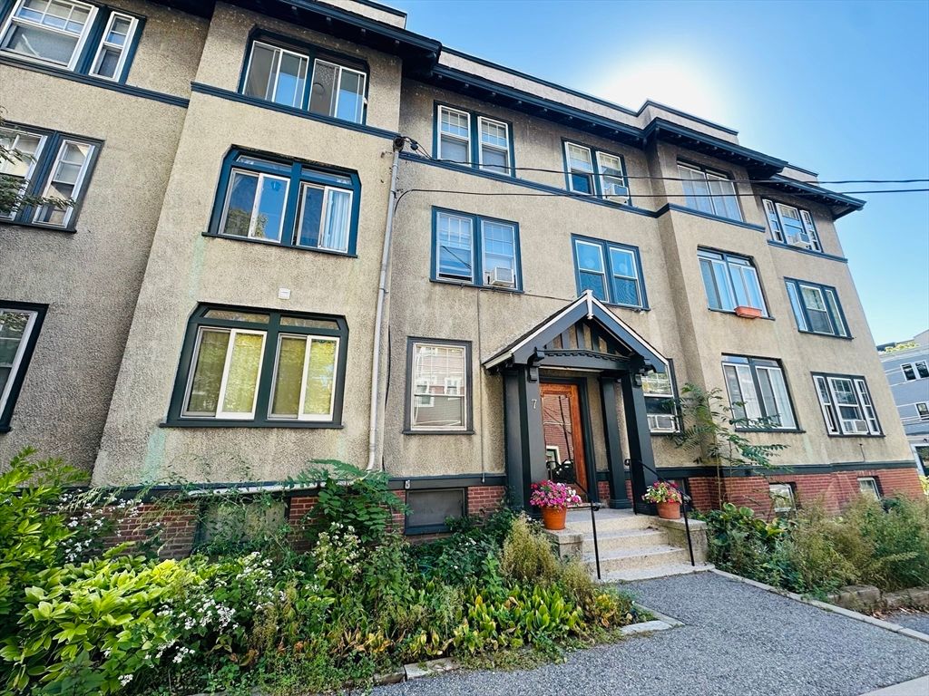 Exterior, Facade, Rowhouse