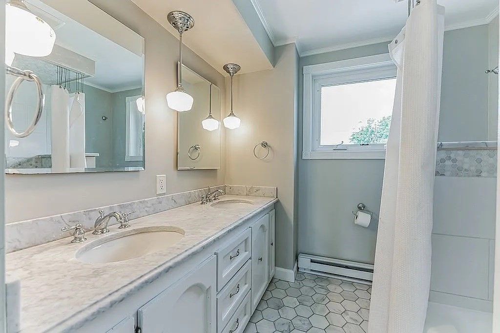 Bathroom, Dual Sink Vanities, Interior, Pendant Lights