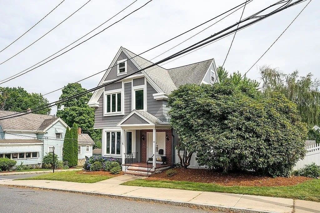 Exterior, Facade, Queen Anne Victorian