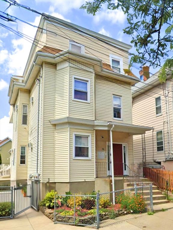 Exterior, Facade, Rowhouse