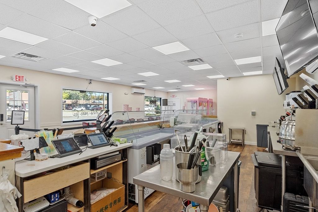 Fitness Equipment, Interior, Recessed Lighting, Wood Texture Flooring