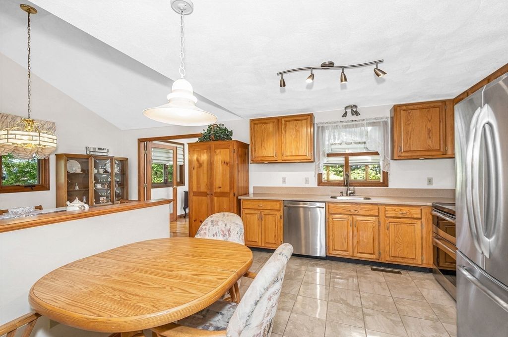 Dining room, Interior, Kitchen, Pendant Lights, Stainless Steel Appliances