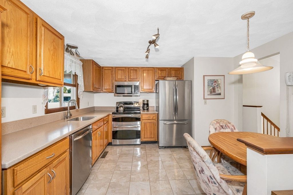Dining room, Interior, Kitchen, Pendant Lights, Stainless Steel Appliances