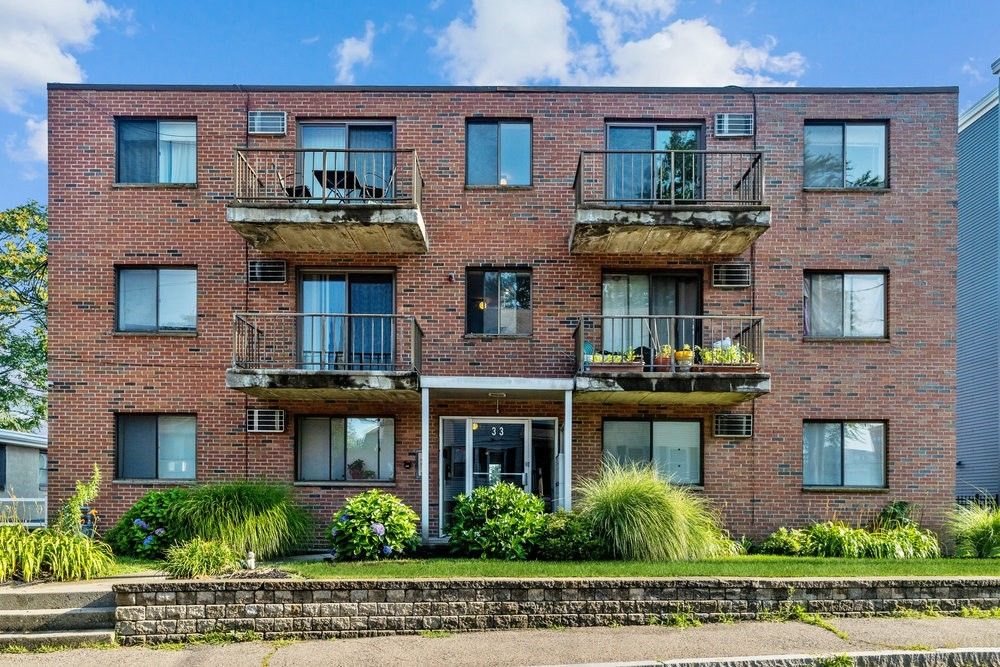 Exterior, Facade, Brick Facade, Rowhouse
