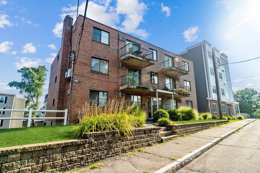 Exterior, Facade, Brick Facade, Rowhouse