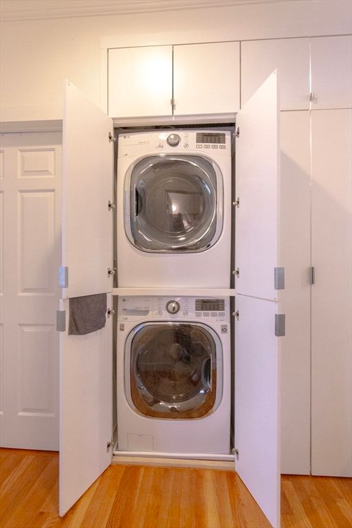 Interior, Utility Closets, Washer, Wood Texture Flooring
