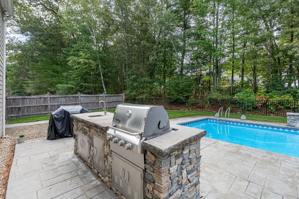 Exterior, Outdoor Kitchen, Pool