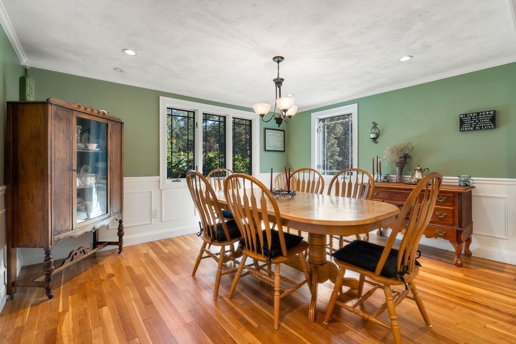 Chandelier, Dining room, Interior, Recessed Lighting, Wood Texture Flooring