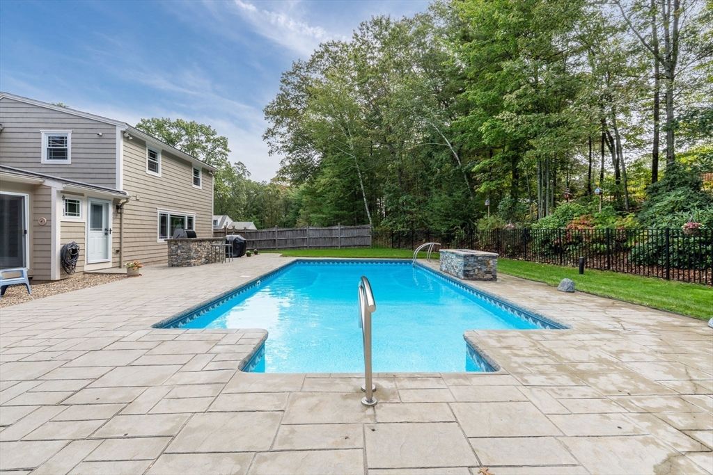 Exterior, Outdoor Kitchen, Pool