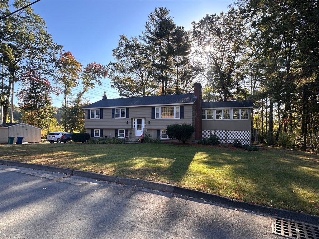 Exterior, Facade, Raised Ranch