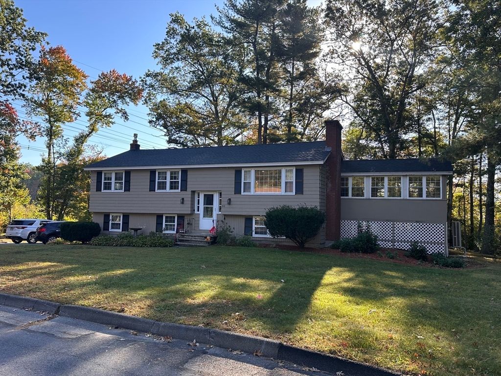 Exterior, Facade, Raised Ranch