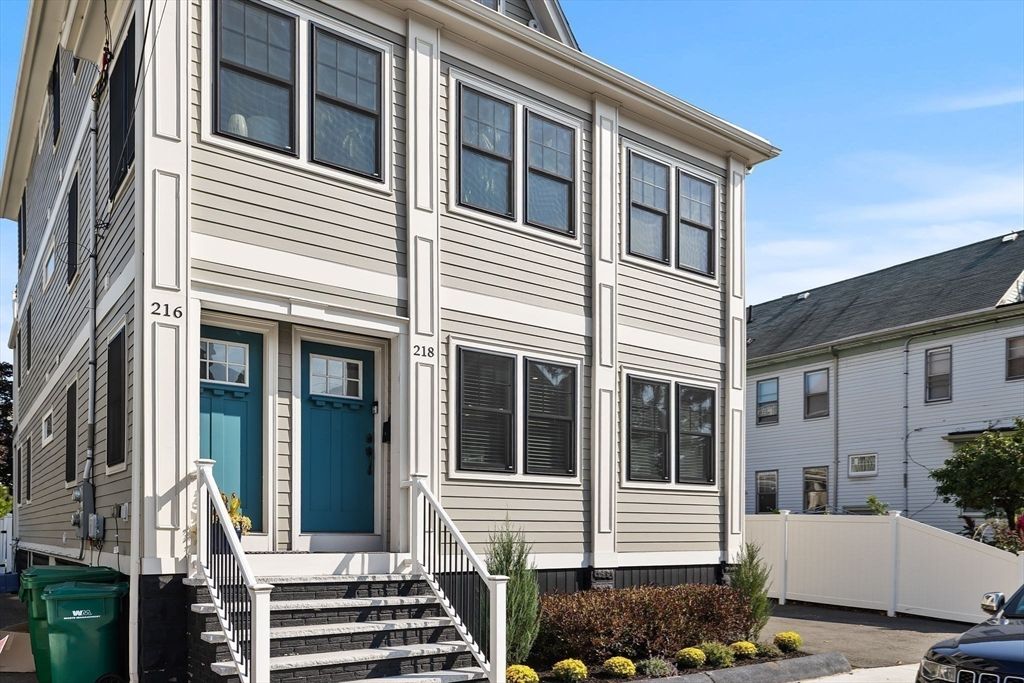 Exterior, Facade, Rowhouse