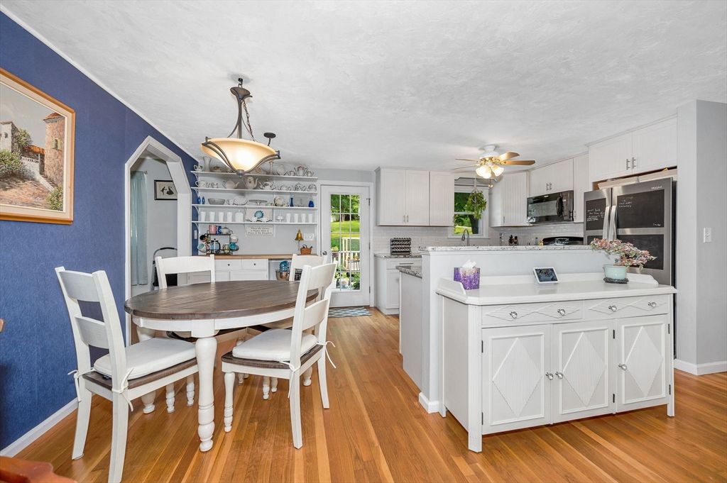 Dining room, Interior, Kitchen, Pendant Lights, Wood Texture Flooring