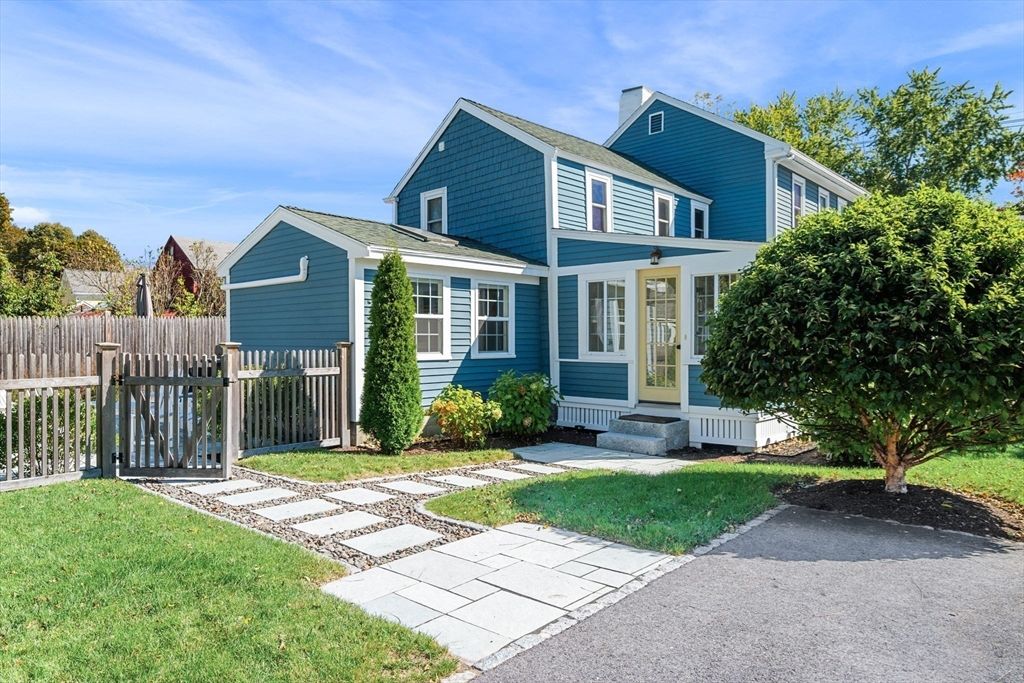 Exterior, Facade, Farmhouse