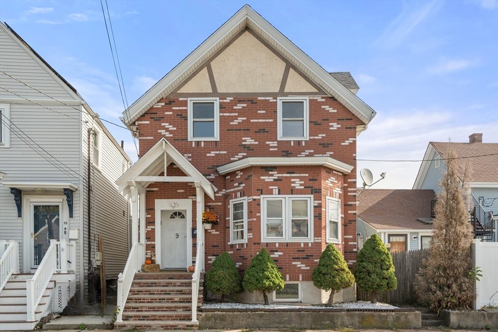 Exterior, Facade, Brick Facade, Queen Anne Victorian
