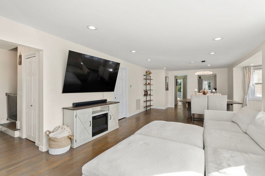 Dining room, Interior, Living room, Recessed Lighting, Wood Texture Flooring